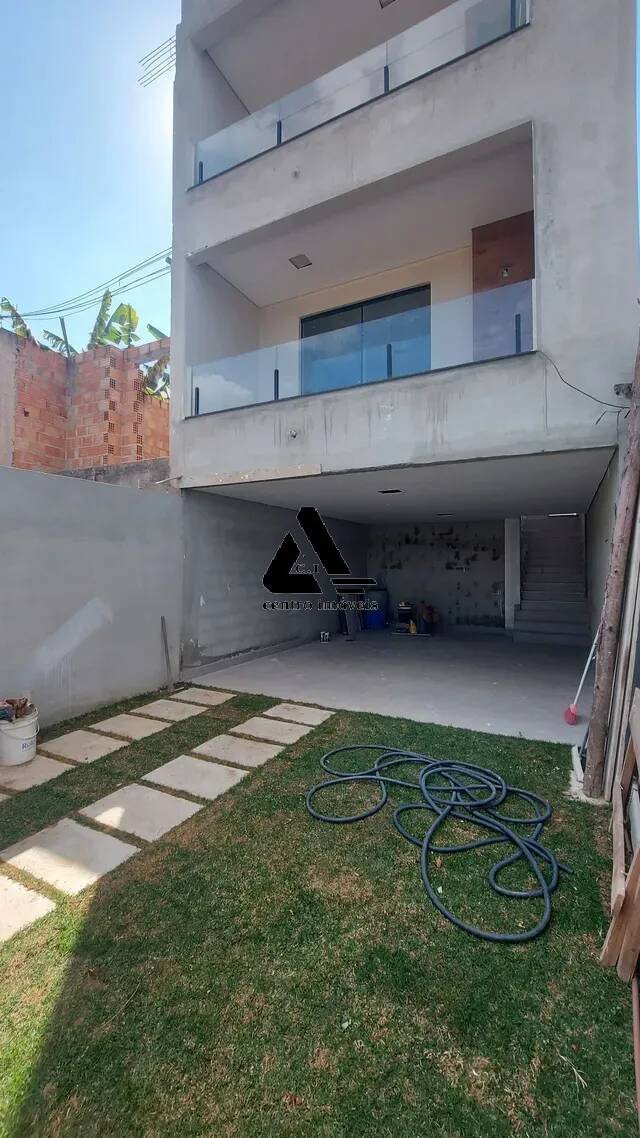 Casa à venda com 3 quartos, 200m² - Foto 1